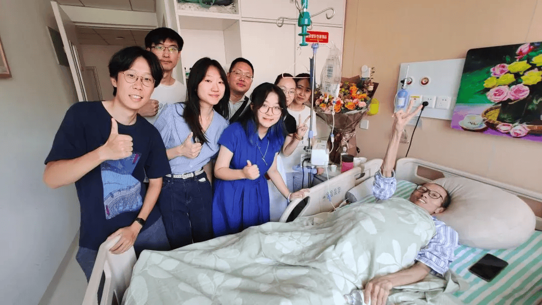 “请不要在我的墓前哭泣<strong></p>
<p>合约交易所</strong>，我不在那里，也没有消失”