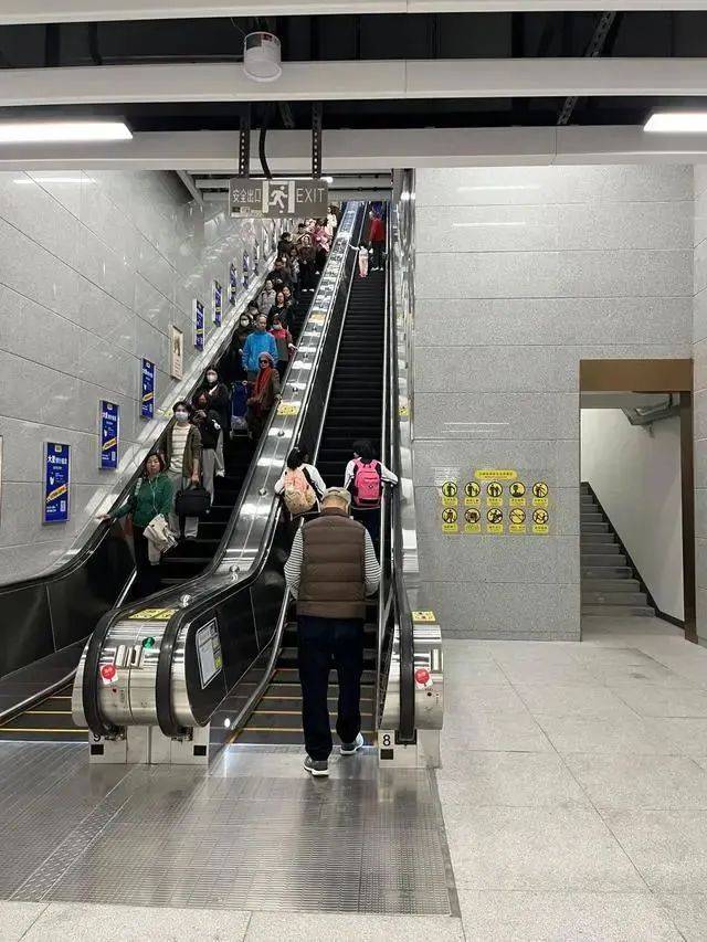 广州出现“超迷你”地铁口<strong></p>
<p>币安交易所靠谱吗</strong>，仅容两人并排走