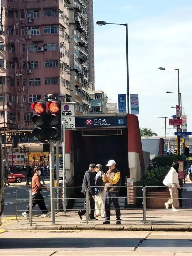 广州出现“超迷你”地铁口<strong></p>
<p>币安交易所靠谱吗</strong>，仅容两人并排走