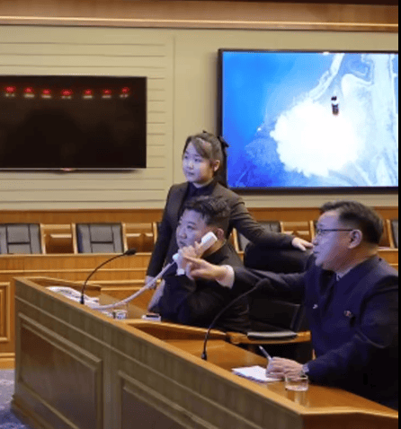 朝鲜试射新型导弹<strong></p>
<p>币星交易所</strong>，金正恩携女观看
