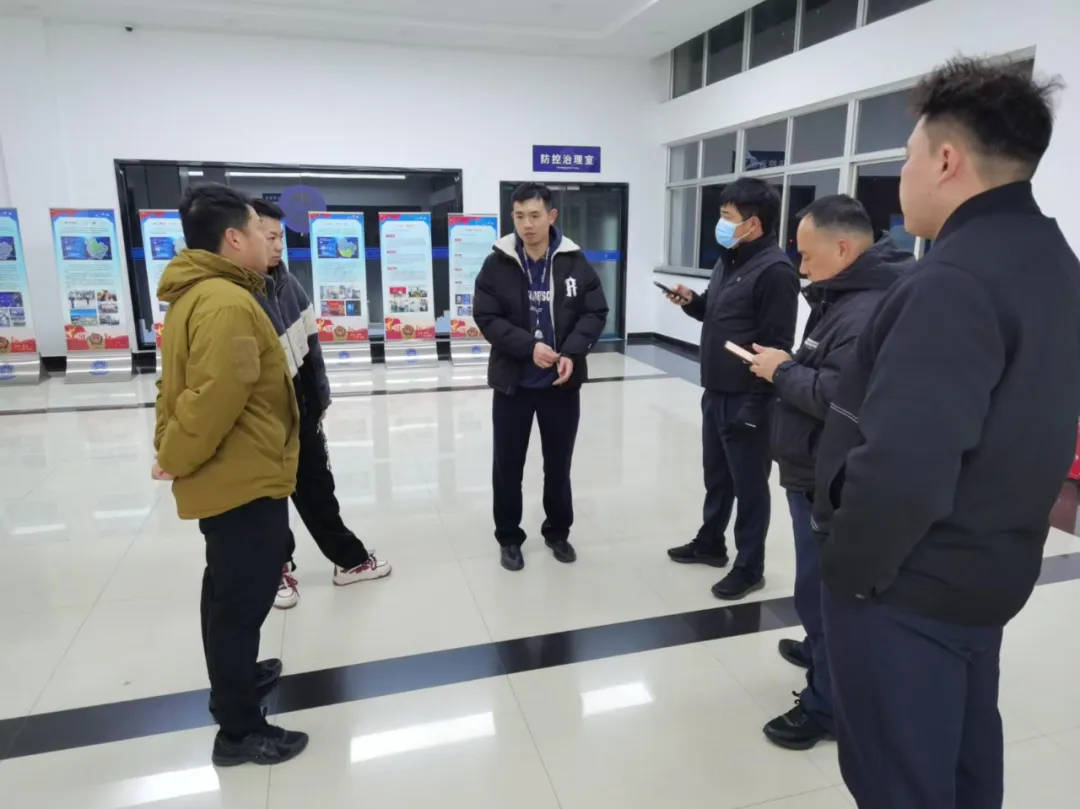 98年民警抓捕嫌犯时受伤流血<strong></p>
<p>币星交易所</strong>，经调查嫌犯5人有3人患艾滋，最新进展：正留院观察