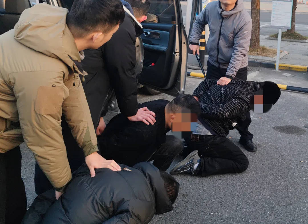 98年民警抓捕嫌犯时受伤流血<strong></p>
<p>币星交易所</strong>，经调查嫌犯5人有3人患艾滋，最新进展：正留院观察