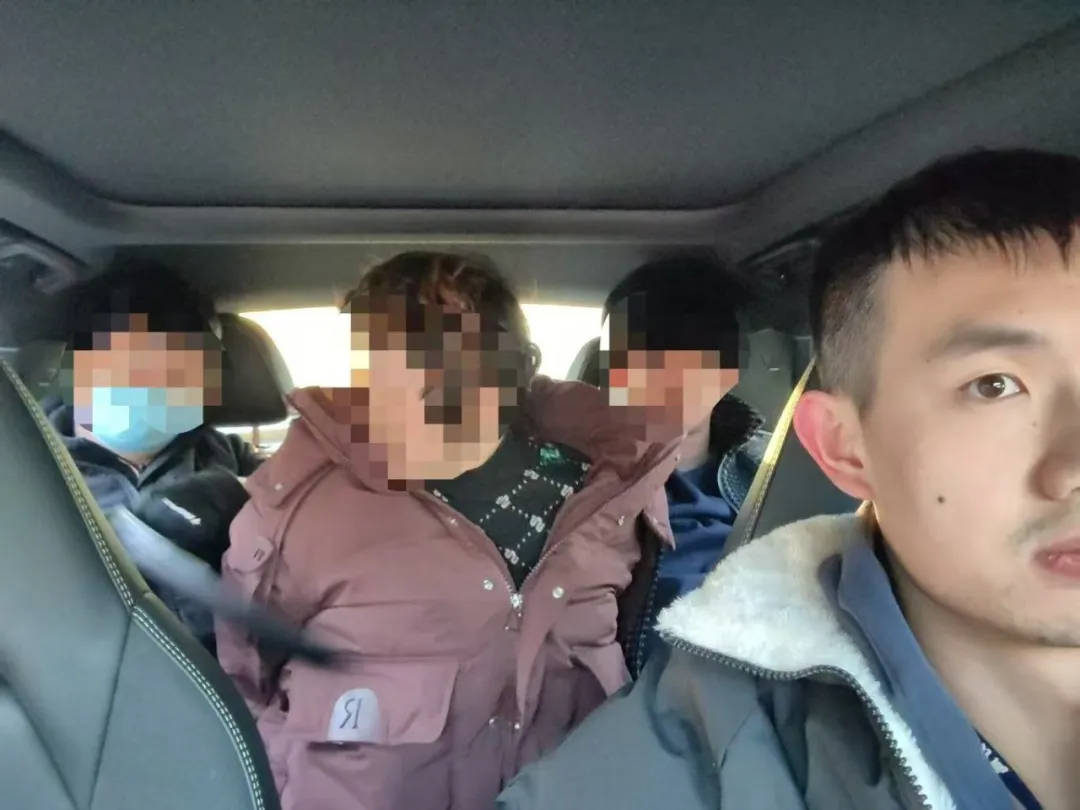 98年民警抓捕嫌犯时受伤流血<strong></p>
<p>币星交易所</strong>，经调查嫌犯5人有3人患艾滋，最新进展：正留院观察