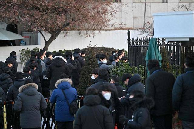 尹锡悦命运迎来转折？11000人聚集总统官邸外<strong></p>
<p>牛盾交易所</strong>，在野党棋差一招