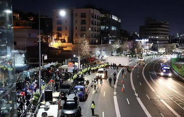 尹锡悦命运迎来转折？11000人聚集总统官邸外<strong></p>
<p>牛盾交易所</strong>，在野党棋差一招