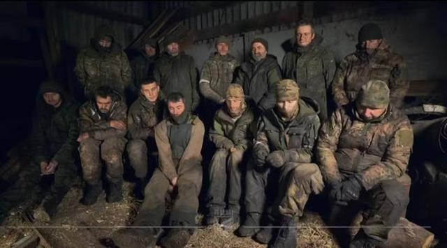 “兵书”看了不少！乌军2名伞兵深夜突袭<strong></p>
<p>牛盾交易所</strong>，意外活捉14名俄军