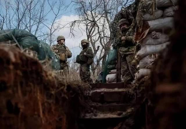 “兵书”看了不少！乌军2名伞兵深夜突袭<strong></p>
<p>牛盾交易所</strong>，意外活捉14名俄军