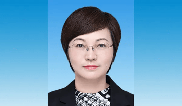 谭萍<strong></p>
<p>牛盾交易所</strong>，已任广东省妇联党组书记！毕业后从宾馆前台接待员做起，曾在机场工作20多年