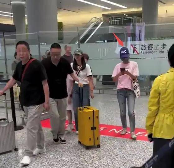 马伊琍一家五口回上海<strong></p>
<p>中币交易所下载</strong>，打扮少女比女儿抢镜，爱马与妹妹搂肩热聊