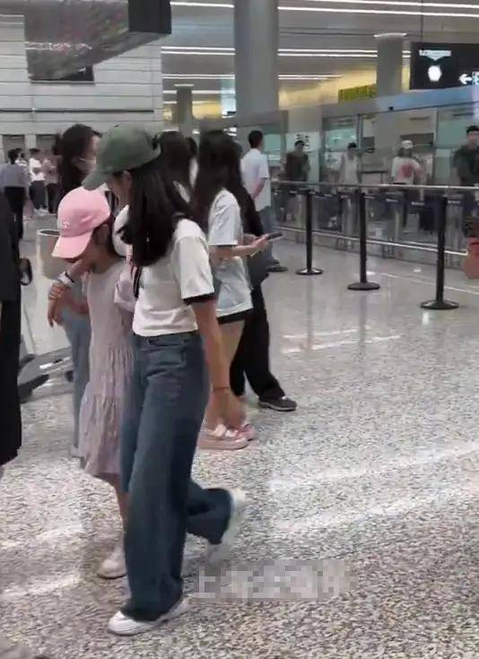 马伊琍一家五口回上海<strong></p>
<p>中币交易所下载</strong>，打扮少女比女儿抢镜，爱马与妹妹搂肩热聊