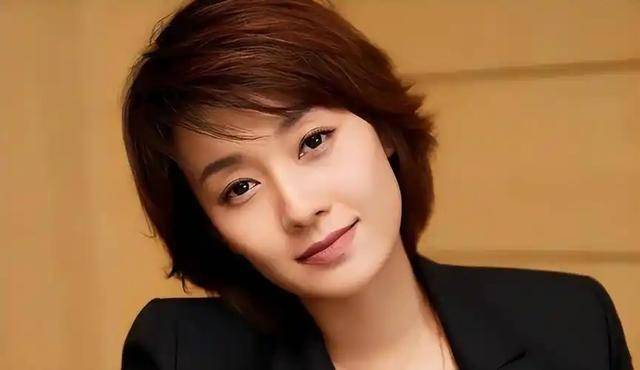 马伊琍一家五口回上海<strong></p>
<p>中币交易所下载</strong>，打扮少女比女儿抢镜，爱马与妹妹搂肩热聊