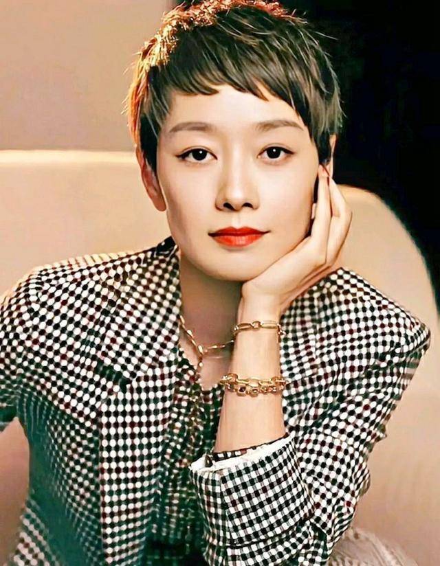 马伊琍一家五口回上海<strong></p>
<p>中币交易所下载</strong>，打扮少女比女儿抢镜，爱马与妹妹搂肩热聊