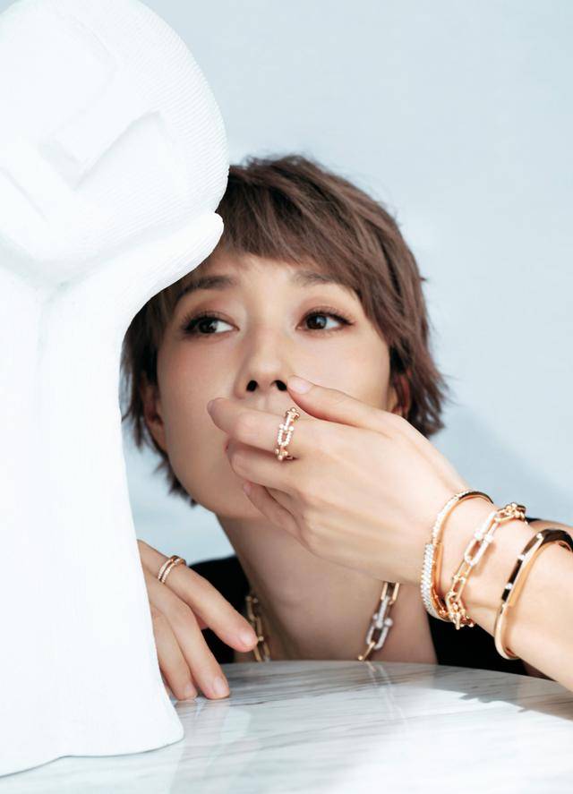马伊琍一家五口回上海<strong></p>
<p>中币交易所下载</strong>，打扮少女比女儿抢镜，爱马与妹妹搂肩热聊