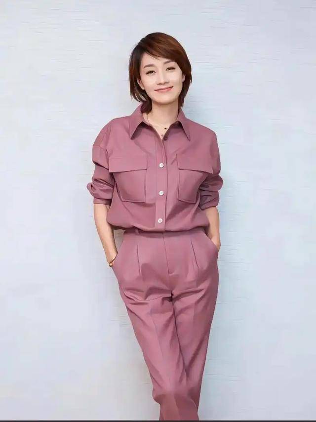 马伊琍一家五口回上海<strong></p>
<p>中币交易所下载</strong>，打扮少女比女儿抢镜，爱马与妹妹搂肩热聊