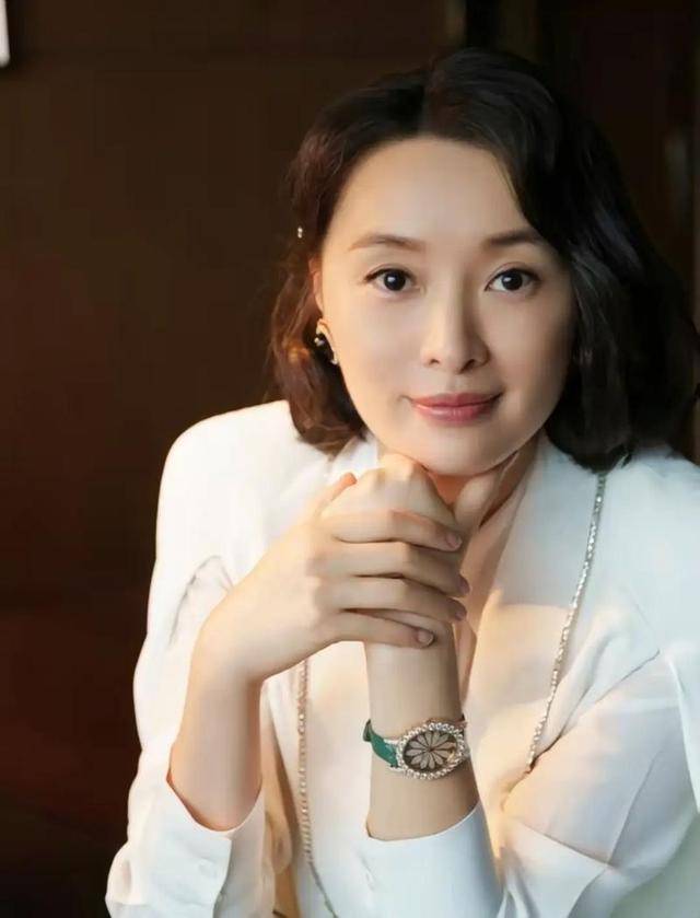 马伊琍一家五口回上海<strong></p>
<p>中币交易所下载</strong>，打扮少女比女儿抢镜，爱马与妹妹搂肩热聊