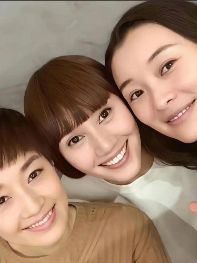 马伊琍一家五口回上海<strong></p>
<p>中币交易所下载</strong>，打扮少女比女儿抢镜，爱马与妹妹搂肩热聊