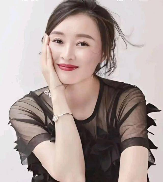 马伊琍一家五口回上海<strong></p>
<p>中币交易所下载</strong>，打扮少女比女儿抢镜，爱马与妹妹搂肩热聊