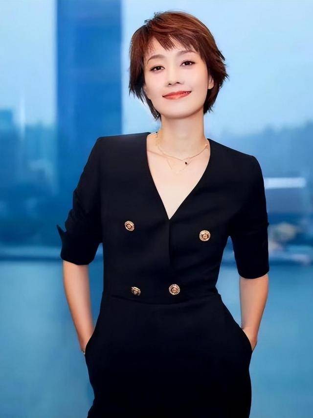 马伊琍一家五口回上海<strong></p>
<p>中币交易所下载</strong>，打扮少女比女儿抢镜，爱马与妹妹搂肩热聊