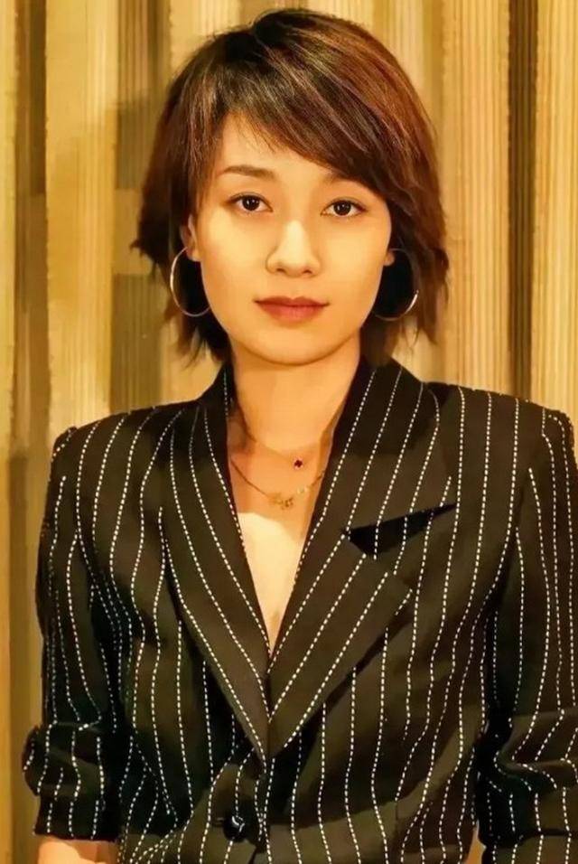马伊琍一家五口回上海<strong></p>
<p>中币交易所下载</strong>，打扮少女比女儿抢镜，爱马与妹妹搂肩热聊