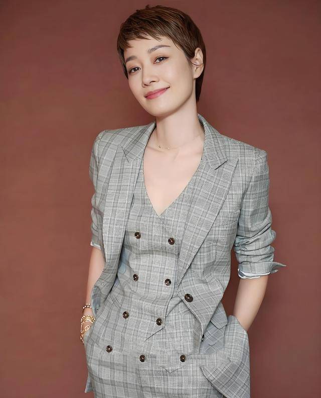 马伊琍一家五口回上海<strong></p>
<p>中币交易所下载</strong>，打扮少女比女儿抢镜，爱马与妹妹搂肩热聊