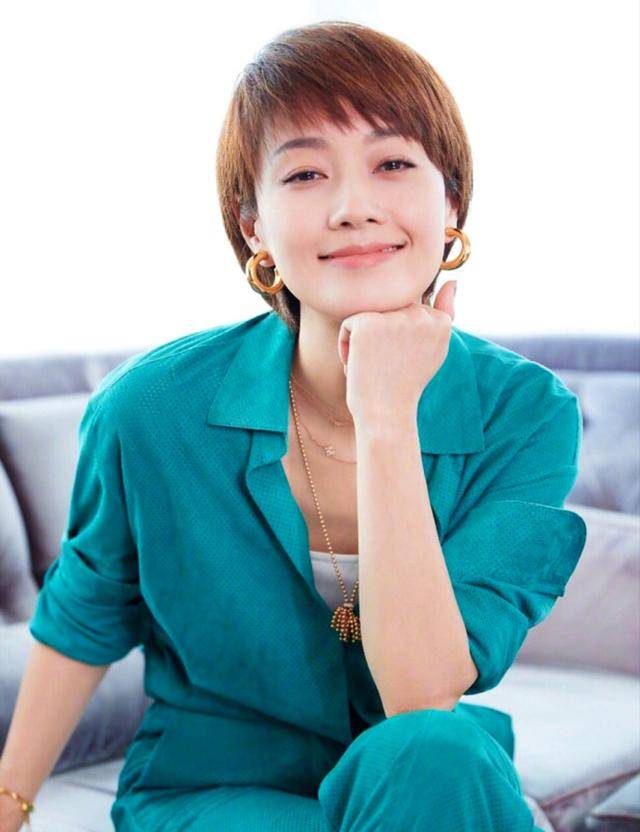 马伊琍一家五口回上海<strong></p>
<p>中币交易所下载</strong>，打扮少女比女儿抢镜，爱马与妹妹搂肩热聊