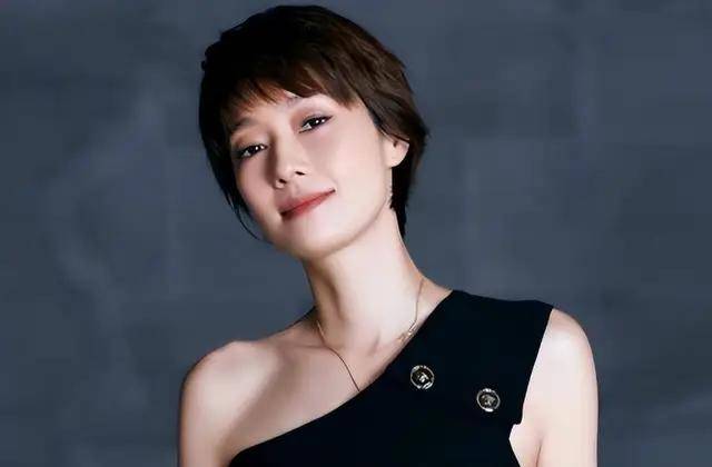 马伊琍一家五口回上海<strong></p>
<p>中币交易所下载</strong>，打扮少女比女儿抢镜，爱马与妹妹搂肩热聊