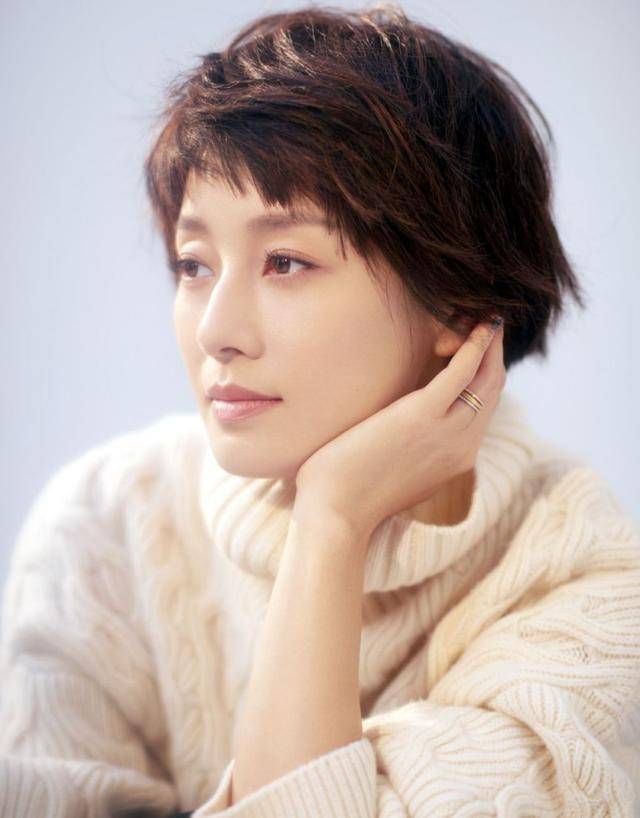马伊琍一家五口回上海<strong></p>
<p>中币交易所下载</strong>，打扮少女比女儿抢镜，爱马与妹妹搂肩热聊