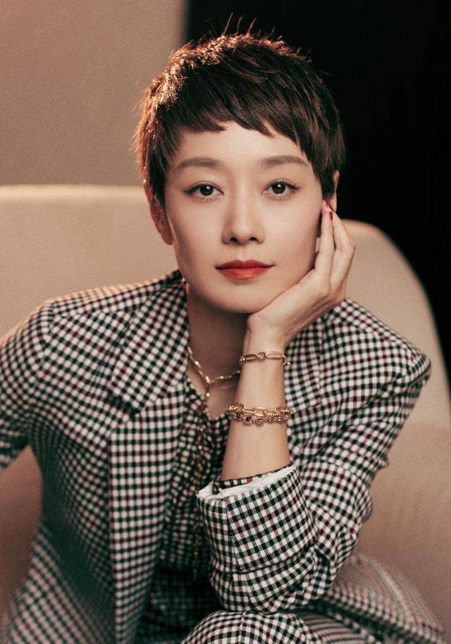 马伊琍一家五口回上海<strong></p>
<p>中币交易所下载</strong>，打扮少女比女儿抢镜，爱马与妹妹搂肩热聊