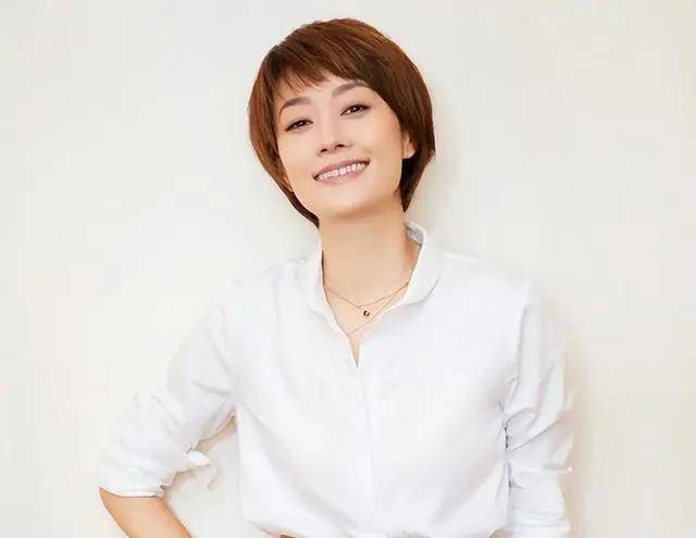 马伊琍一家五口回上海<strong></p>
<p>中币交易所下载</strong>，打扮少女比女儿抢镜，爱马与妹妹搂肩热聊