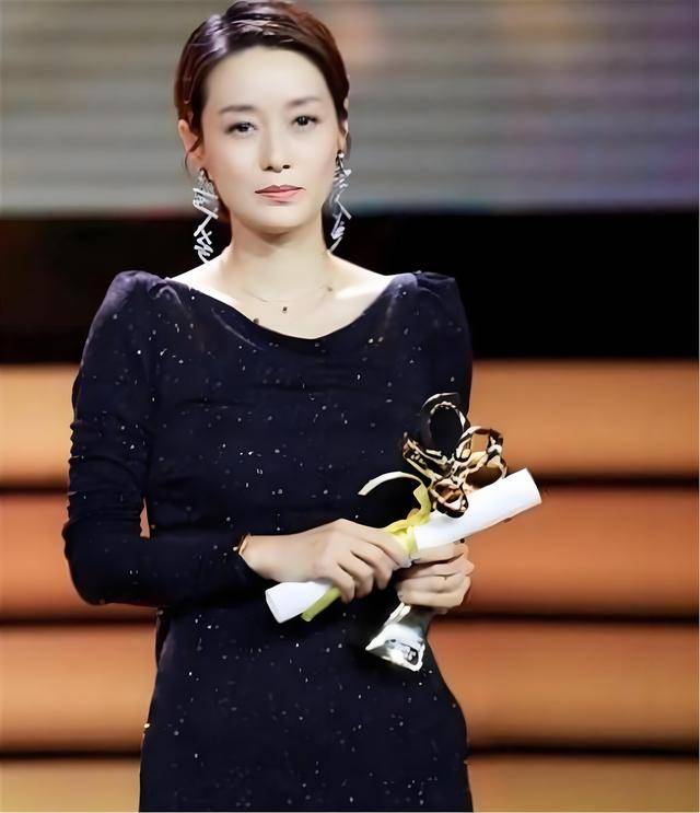 马伊琍一家五口回上海<strong></p>
<p>中币交易所下载</strong>，打扮少女比女儿抢镜，爱马与妹妹搂肩热聊