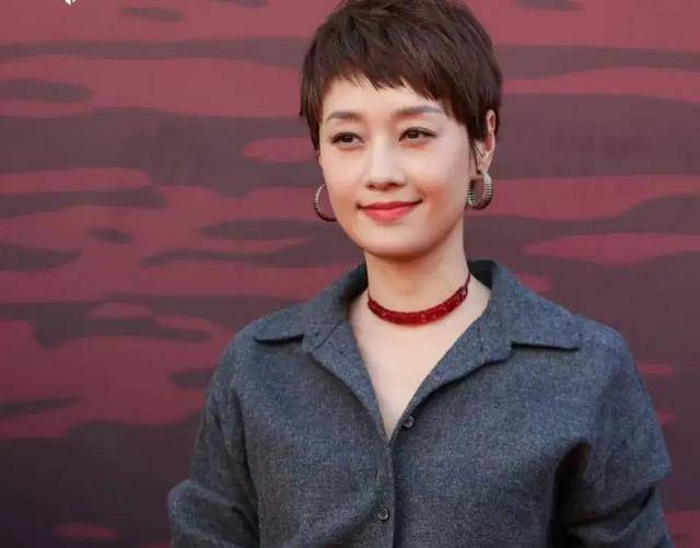 马伊琍一家五口回上海<strong></p>
<p>中币交易所下载</strong>，打扮少女比女儿抢镜，爱马与妹妹搂肩热聊