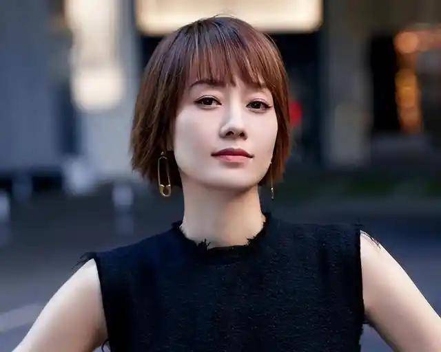 马伊琍一家五口回上海<strong></p>
<p>中币交易所下载</strong>，打扮少女比女儿抢镜，爱马与妹妹搂肩热聊
