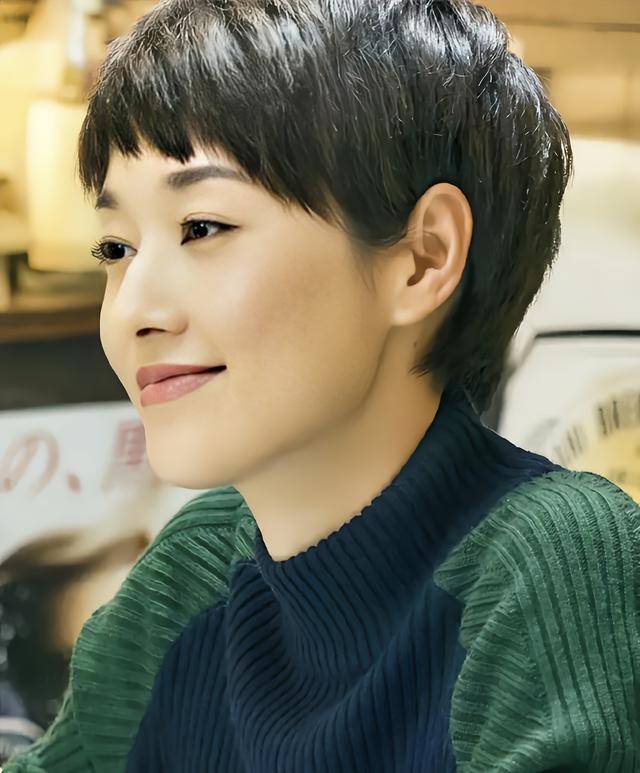 马伊琍一家五口回上海<strong></p>
<p>中币交易所下载</strong>，打扮少女比女儿抢镜，爱马与妹妹搂肩热聊