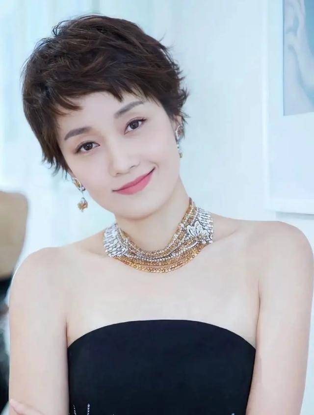 马伊琍一家五口回上海<strong></p>
<p>中币交易所下载</strong>，打扮少女比女儿抢镜，爱马与妹妹搂肩热聊