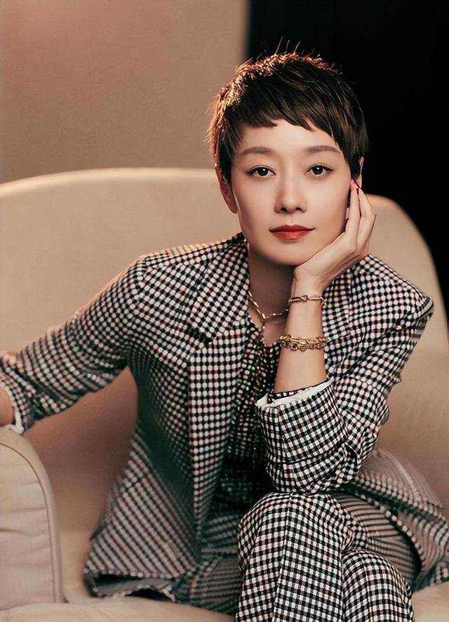 马伊琍一家五口回上海<strong></p>
<p>中币交易所下载</strong>，打扮少女比女儿抢镜，爱马与妹妹搂肩热聊
