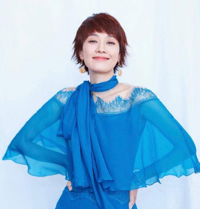 马伊琍一家五口回上海<strong></p>
<p>中币交易所下载</strong>，打扮少女比女儿抢镜，爱马与妹妹搂肩热聊