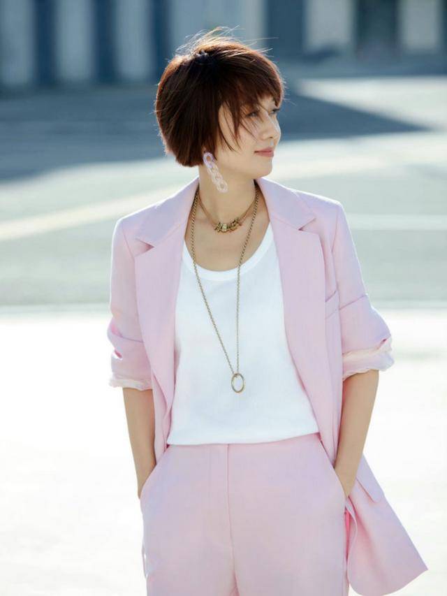 马伊琍一家五口回上海<strong></p>
<p>中币交易所下载</strong>，打扮少女比女儿抢镜，爱马与妹妹搂肩热聊