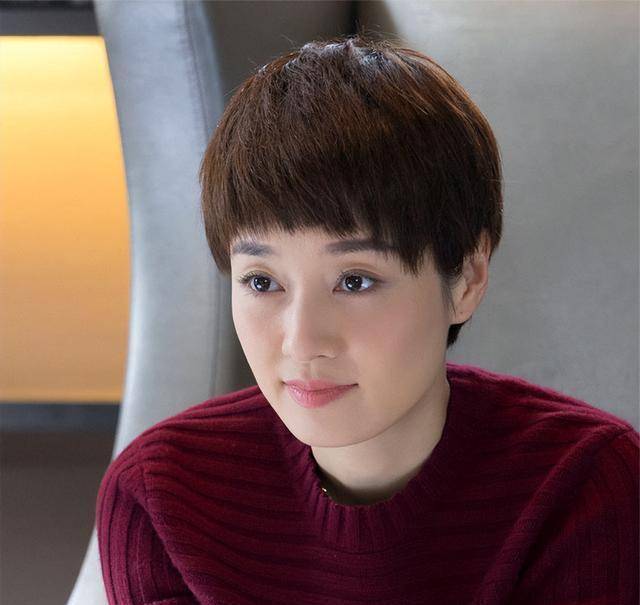 马伊琍一家五口回上海<strong></p>
<p>中币交易所下载</strong>，打扮少女比女儿抢镜，爱马与妹妹搂肩热聊