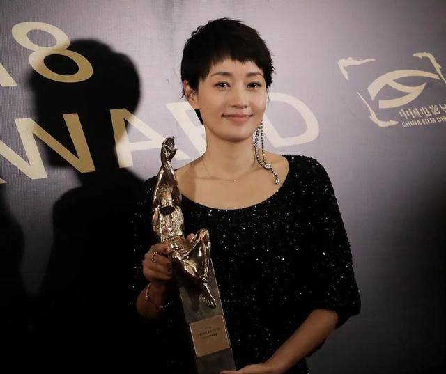 马伊琍一家五口回上海<strong></p>
<p>中币交易所下载</strong>，打扮少女比女儿抢镜，爱马与妹妹搂肩热聊