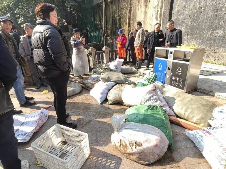​一公园观赏鱼大量死亡<strong></p>
<p>交易所债券交易规则</strong>，死鱼装满30余编织袋，警方通报