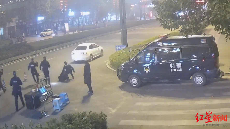 男子车内放疑似枪支遇检查强行冲卡致一辅警被拖行受伤<strong></p>
<p>泰坦交易所</strong>，已被抓获！“枪支”正在鉴定