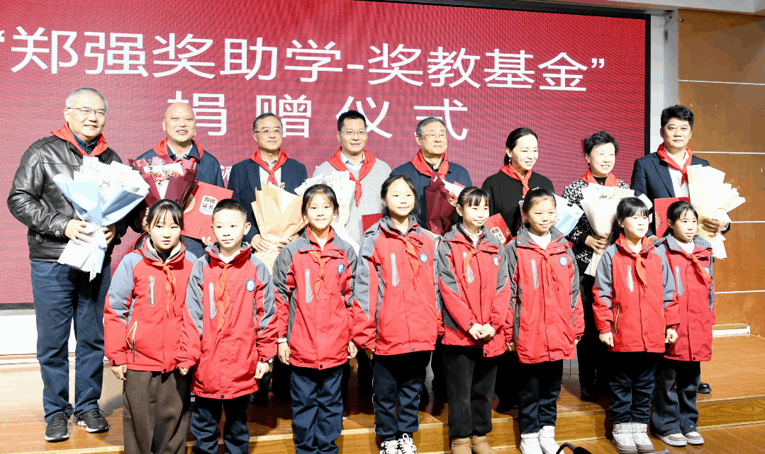 “网红教授”郑强重回贵州<strong></p>
<p>泰坦交易所</strong>，“郑强奖助学-奖教基金”已获捐赠416万余元