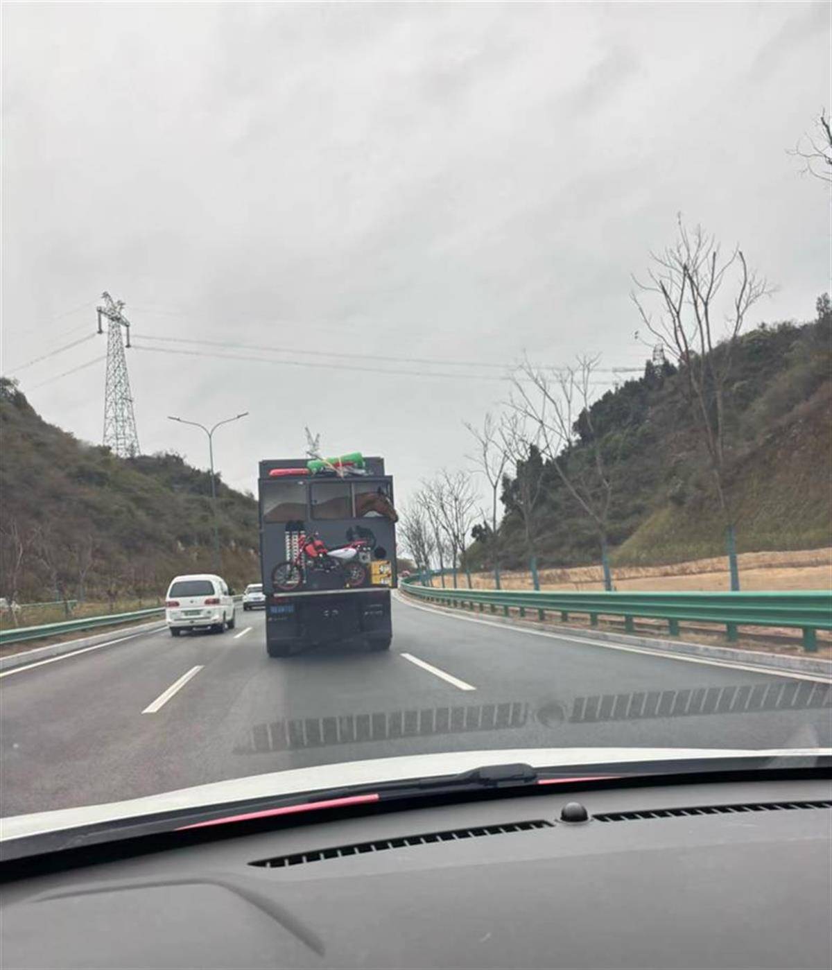 男子开豪华房车带马回乡<strong></p>
<p>币杰交易所</strong>，房车价值或超百万元