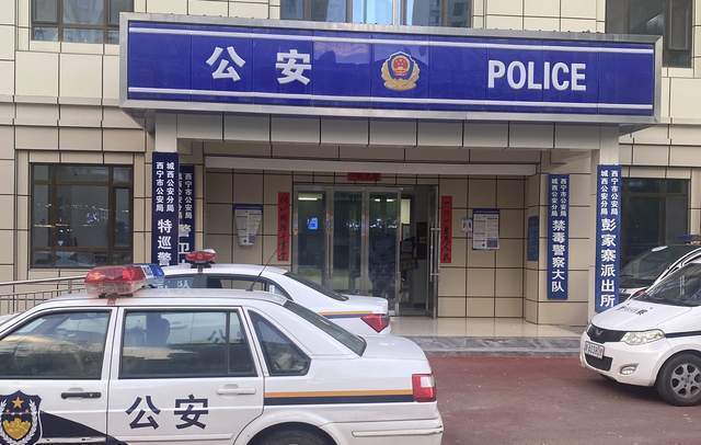 母亲未做核酸遭民警责骂<strong></p>
<p>币杰交易所</strong>，男子插话后被群殴，涉案3名警员公开受审
