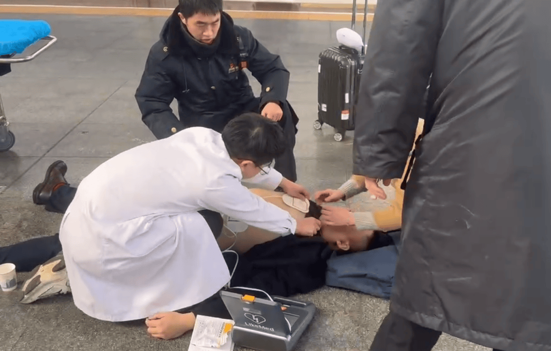 男子在长沙南站心脏骤停晕倒<strong></p>
<p>币成交易所</strong>，醒来后第一句话：要赶去上班！