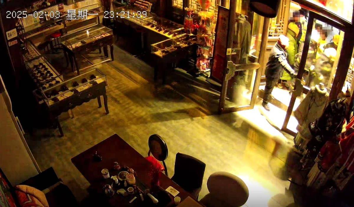 大同官方核查“店铺被撬锁开灯”事件<strong></p>
<p>币成交易所</strong>，律师：撬锁入室涉嫌违法，且滥用行政权力
