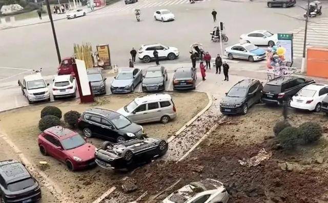 男孩往化粪池扔鞭炮引发爆炸<strong></p>
<p>币成交易所</strong>，要付天价赔偿？最新回应→
