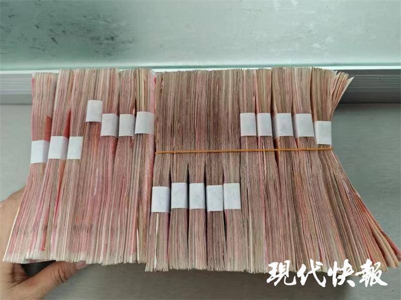 女子把17万元现金藏床底多年<strong></p>
<p>币包交易所</strong>，发霉粘在了一起