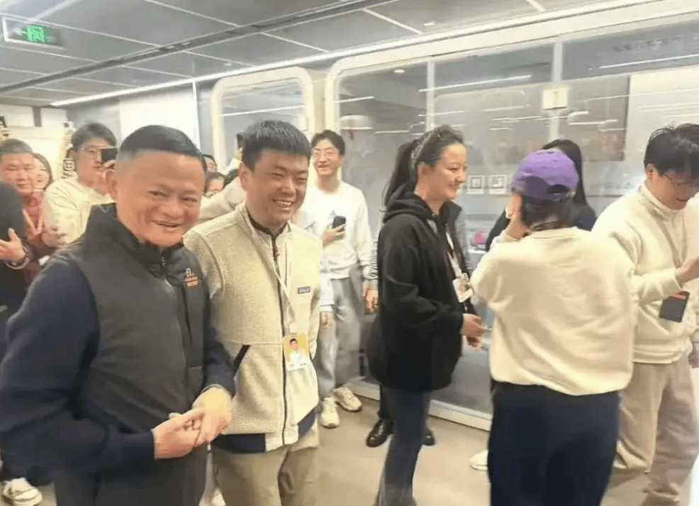 马斯克20万块卡烧出新模型<strong></p>
<p>云币交易所</strong>，春晚机器人日薪1.5万，都接DeepSeek等于都没接？
