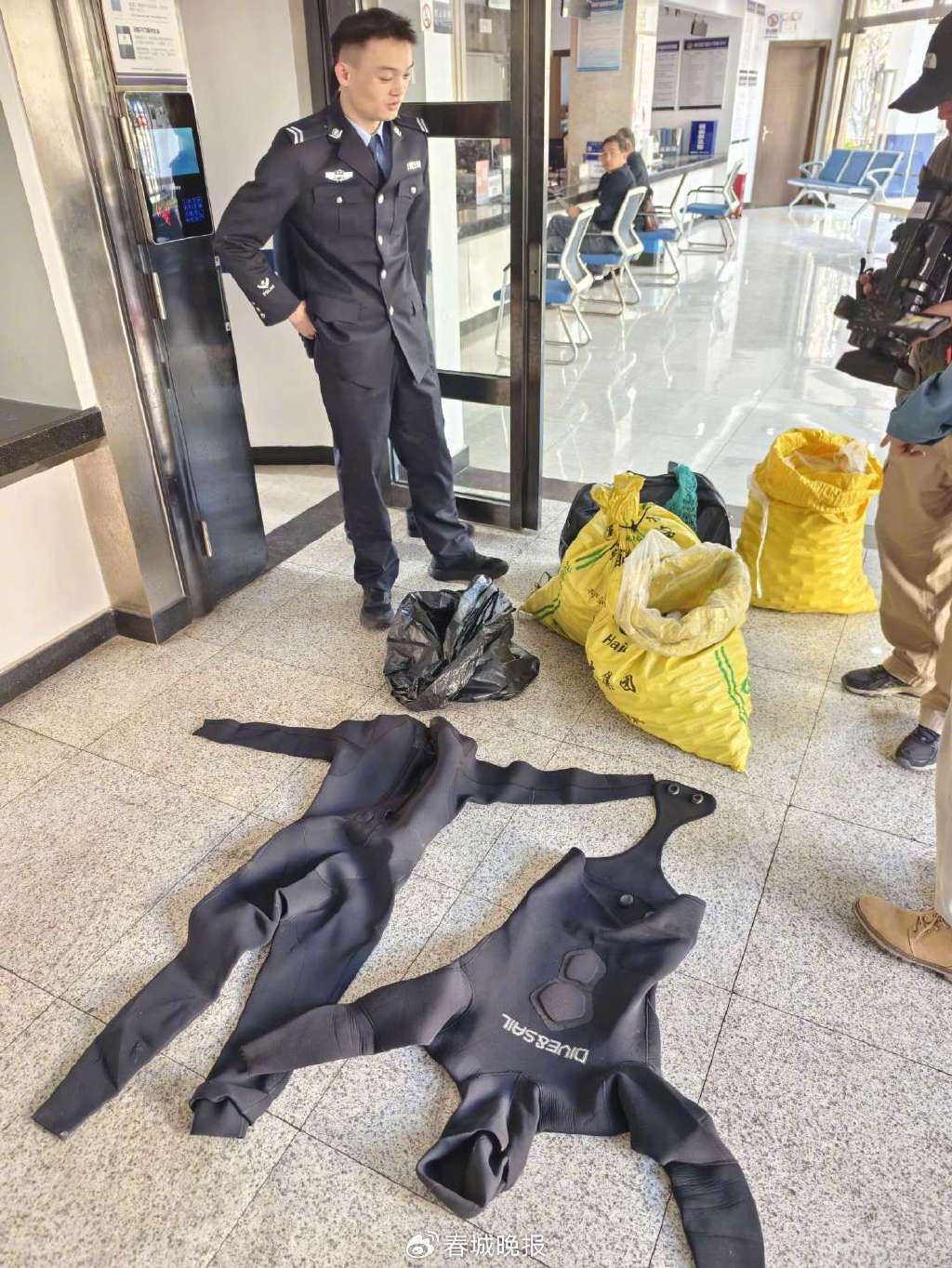 3人穿潜水服偷捞高尔夫球<strong></p>
<p>云币交易所</strong>，警方用时4小时人赃并获